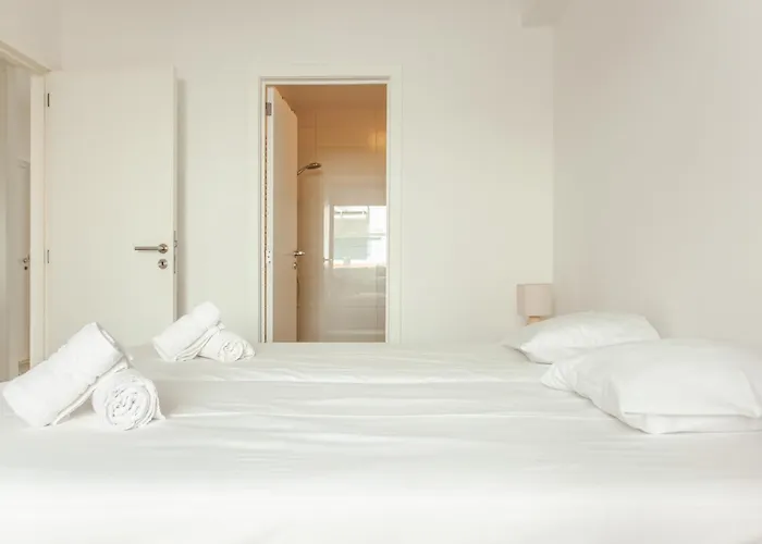 公寓 Bright And Cozy In