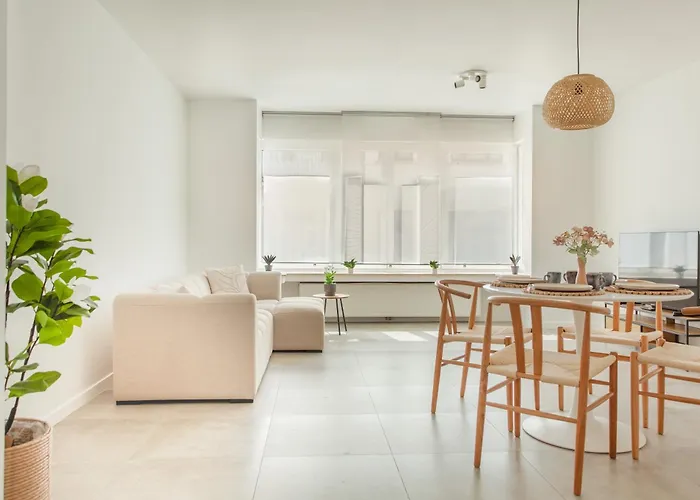 公寓 Bright And Cozy In