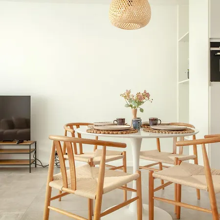 Bright And Cozy In Апартаменти